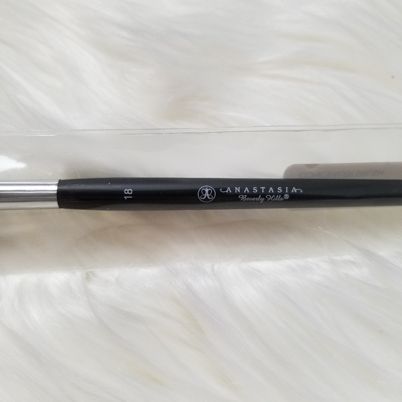 ABH Precise Concealer Brush 18 - Picture 3 of 6